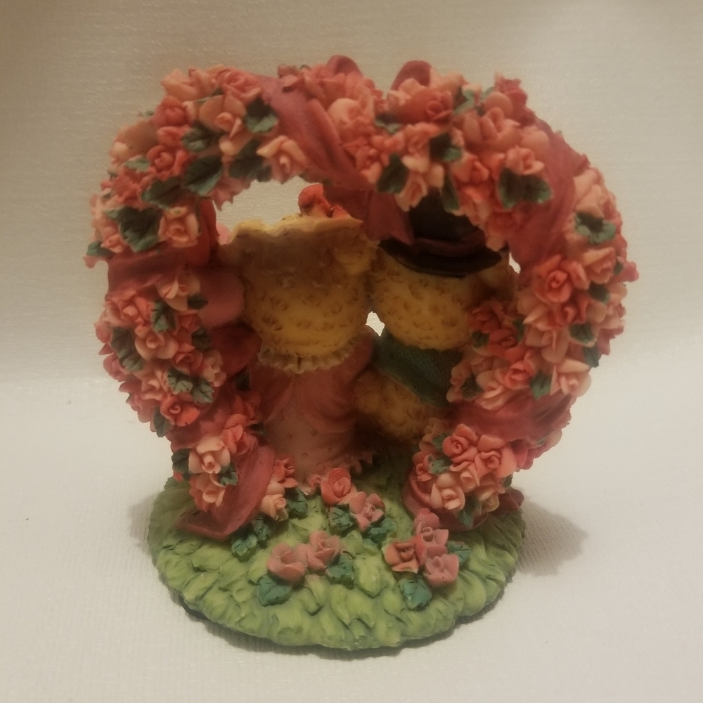 EUC vtg teddies figurine w roses & hearts - Picture 3 of 6